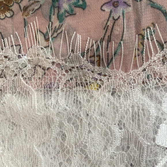 *SALE* POL Lace Detail Floral Top - Picture 9 of 9